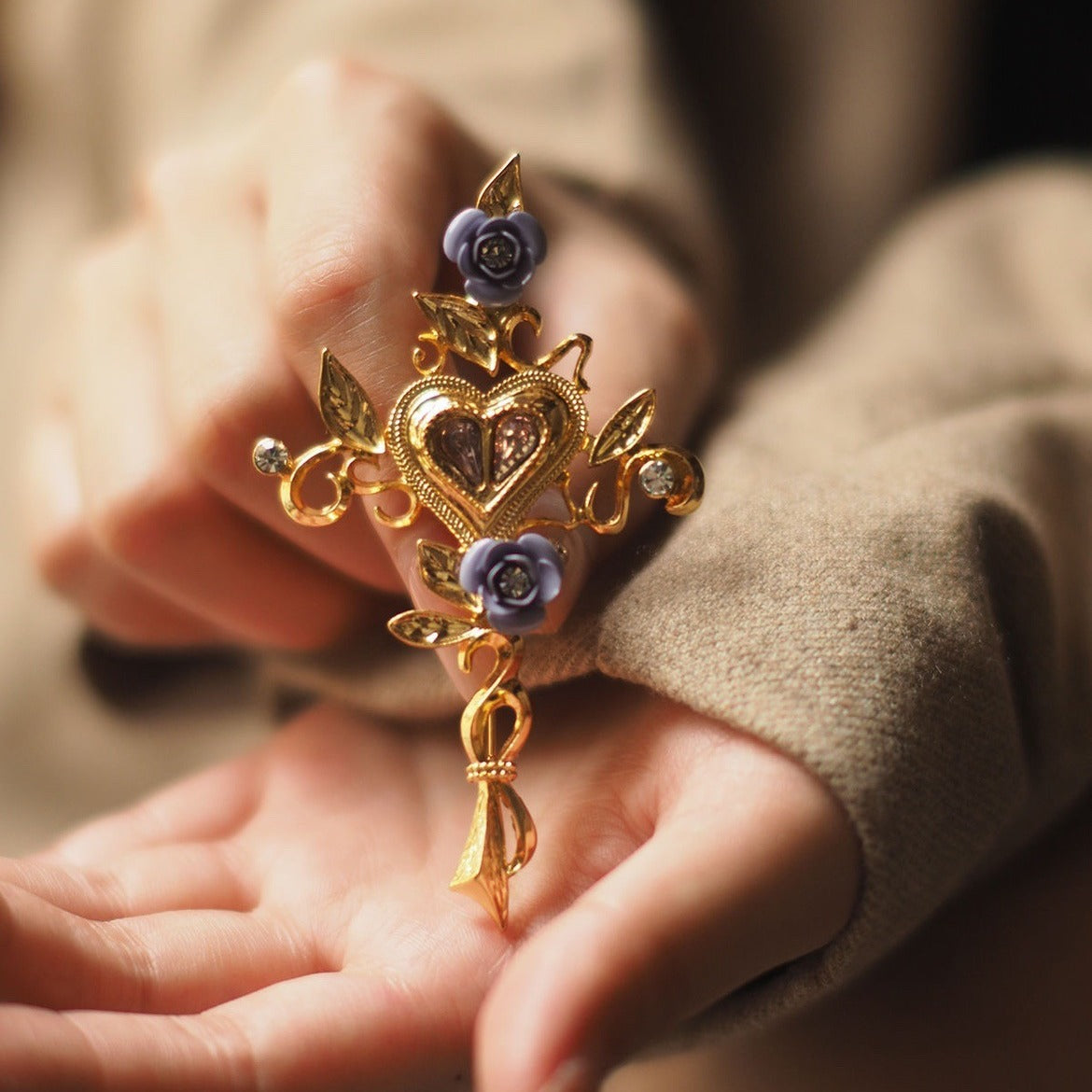 Royal Romantic | Victorian-Inspired Heart & Rose Gold-Tone Brooch